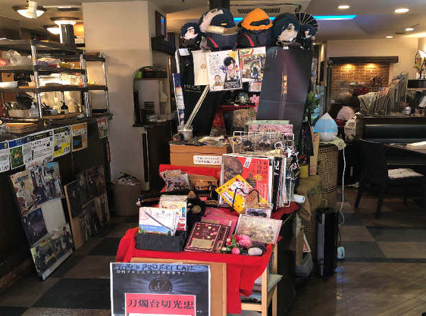 店内には刀剣プロジェクトグッズが並んでいます